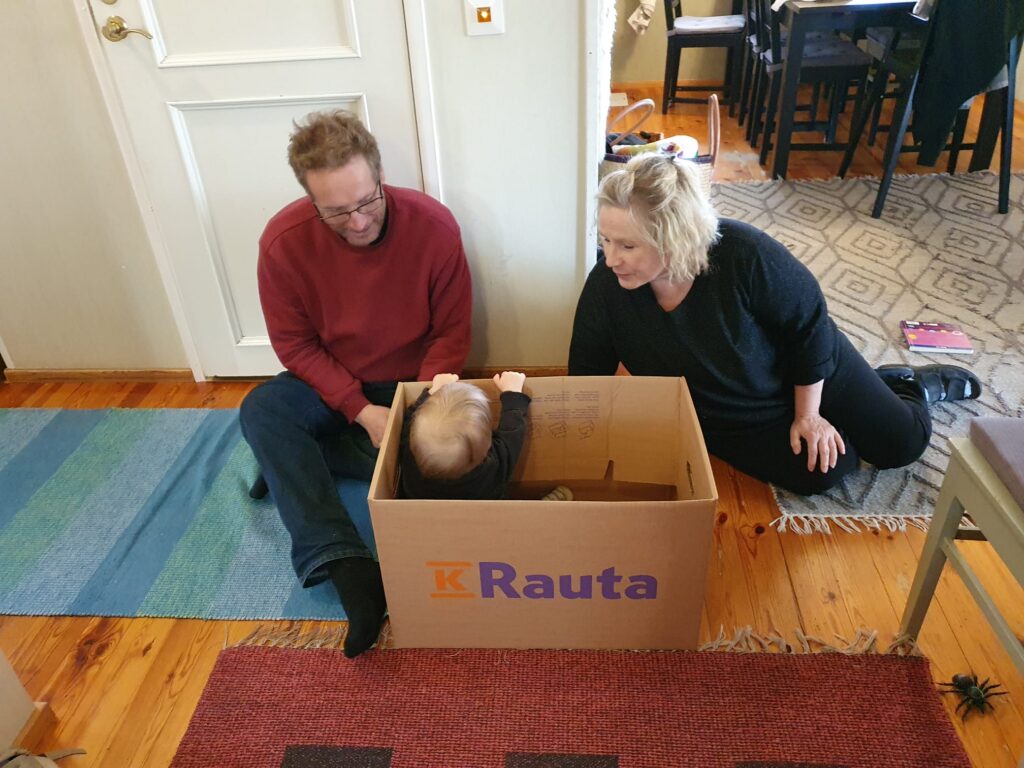 Lapsen isovanhemmat jakavat arkea.